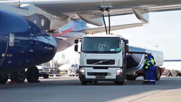 Luchthaven Gazprom bedrijf werknemers het vliegtuig tanken — Stockvideo