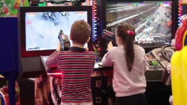 Shooter video oyunu oyun Merkezi oynayan çocuklar