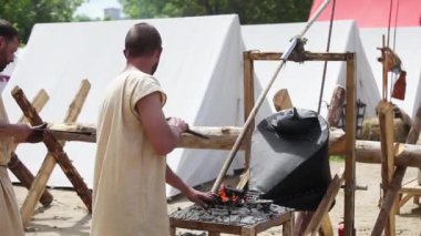 Demirci Yardımcısı körük ile çalışma