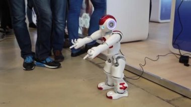 Nao insansı robot Intel tarafından. Robot dans, hareket ve konuşma