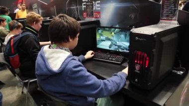 Video oyunu turnuvası. Gençler video ile bilgisayar oyunu oynamak