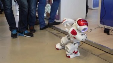 Nao insansı robot Intel tarafından. Robot dans, hareket ve konuşma