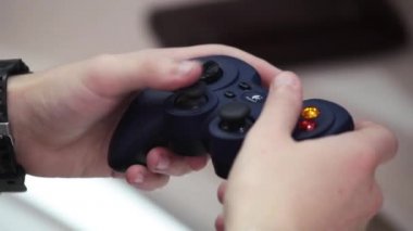 Joystick ile bilgisayar oyunu oynamak