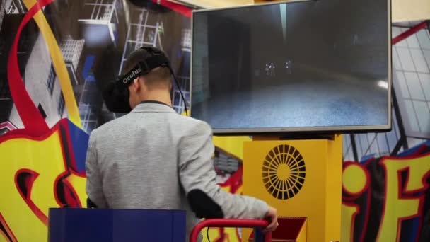 Man använda Oculus virtuell verklighet glasögon i TV-spel med game center — Stockvideo