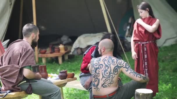 Pittura sul corpo del maestro del tatuaggio sul festival della ricostruzione a Mosca — Video Stock