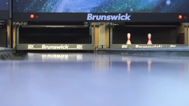 Club de bowling Brunswick, vue rapprochée sur les pins — Video