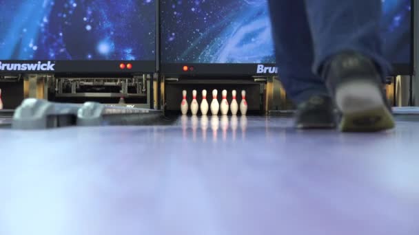 Brunswick bowlingclub, close-up weergave van de pinnen. Staking door professionele bowling speler gooien — Stockvideo