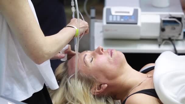 Nő egy munkamenet során az mezoterápia spa szépségszalon — Stock videók