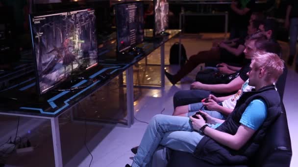 Jugadores jugando videojuegos, torneo anual Mortal Kombat — Vídeo de stock