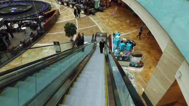 Afimall 都市近代的なショッピング センターのエスカレーターで移動 — ストック動画
