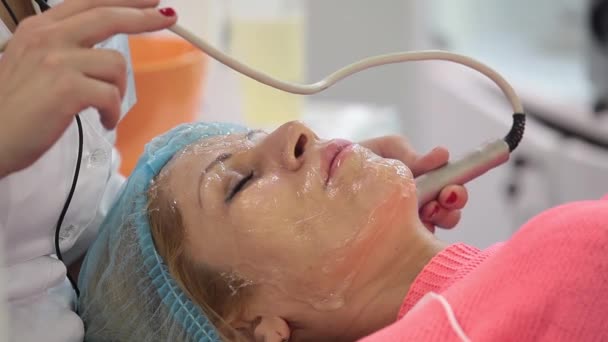 Γυναίκα κατά τη διάρκεια μιας περιόδου λειτουργίας της μεσοθεραπείας στο spa σαλόνι ομορφιάς — Αρχείο Βίντεο