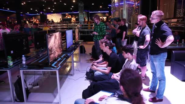 Gamers spelen van videospellen, jaarlijkse Mortal Kombat toernooi — Stockvideo