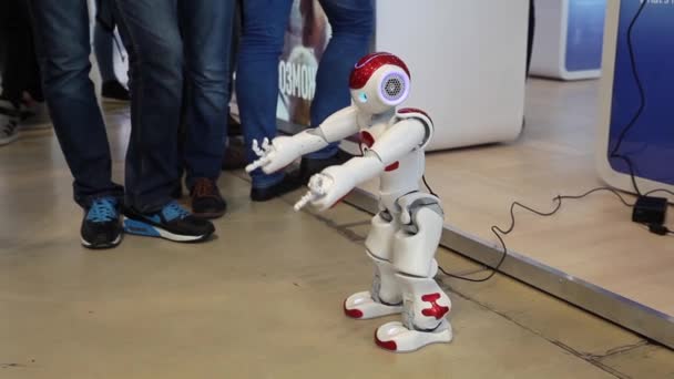 Nao 机器人由英特尔。机器人可以跳舞、 移动和说话 — 图库视频影像