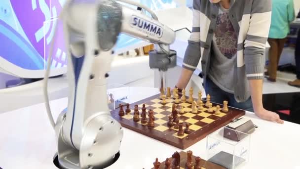 Besucher spielen Roboterschach im Spielzentrum — Stockvideo