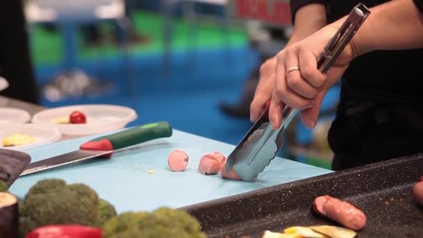 Chef cortando la salchicha en pedazos — Vídeos de Stock