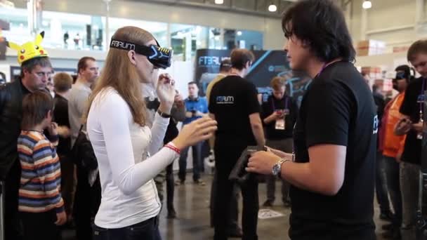 仮想現実ゲーム。仮想現実の眼鏡と遊ぶ若い女の子 — ストック動画