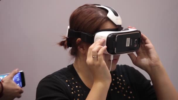 Virtual reality game. Wanita menggunakan kacamata virtual reality — Stok Video
