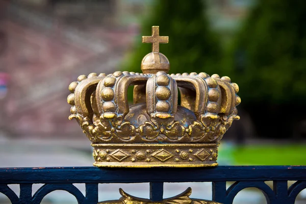Gold crown decorative element on the fence — Stock Photo, Image