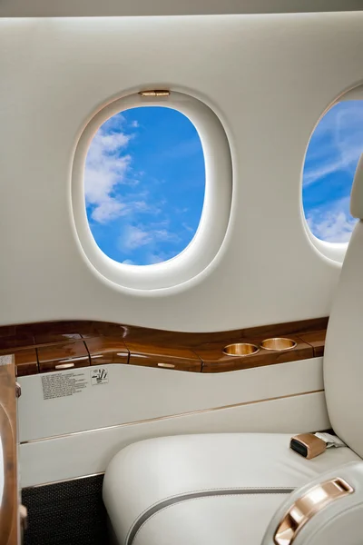 飞机的舷窗，云视图 — 图库照片
