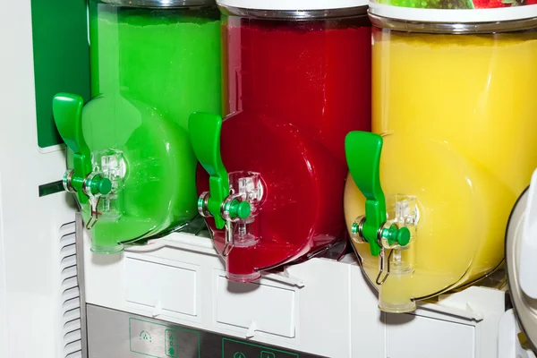 Tres máquinas de jugo húmedo en acción. Dispensador de bebidas congeladas — Foto de Stock