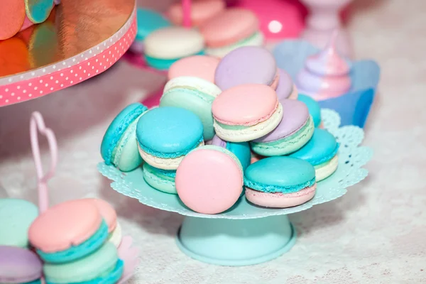 Macaroons coloridos na placa — Fotografia de Stock