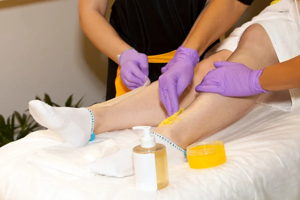 Procedimiento para endulzar las piernas en el salón de spa — Foto de Stock