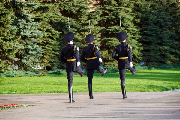 Veranderende garde soldaten in Alexanders tuin in de buurt van eeuwige vlam — Stockfoto