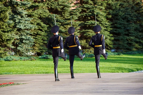 Trocando soldados de guarda no jardim Alexanders perto da chama eterna — Fotografia de Stock