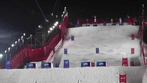 Mogul esqui Copa do Mundo em Moscou Rússia. Dois desportistas competição — Vídeo de Stock