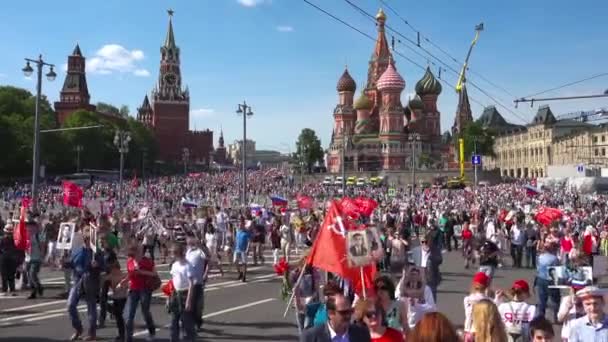 Halhatatlan ezred március a győzelem napja május 9. Menetel a résztvevők, a második világháború, akik harcoltak aga emlékére — Stock videók