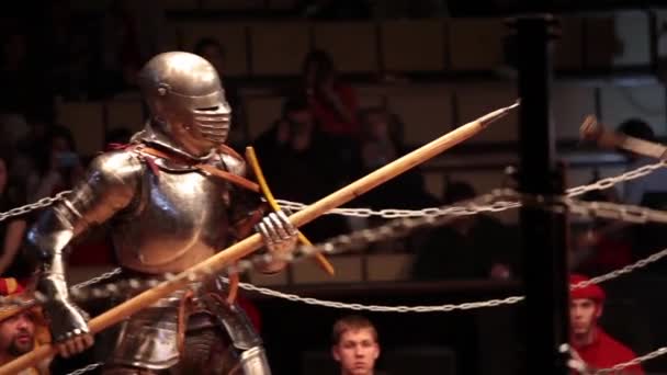 Medieval knight fighting, reconstruction of medieval battles. Full contact knight fighting. — Stock Video