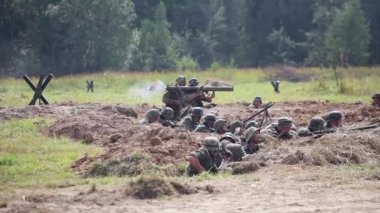 İkinci Dünya Savaşı tarihi yeniden inşası. Askerlerin savaş alanında