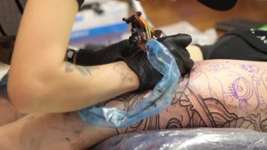 Vücuduna dövme. Dövme sanatçısı yapmak tattoo studio