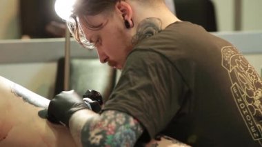 Vücuduna dövme. Dövme sanatçısı yapmak tattoo studio