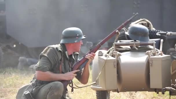 Reconstruction historique de la Seconde Guerre mondiale. Soldats sur le champ de bataille — Video