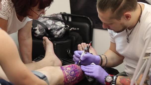 Tetoválás a testén. Tetováló művész, hogy tetováló stúdió — Stock videók
