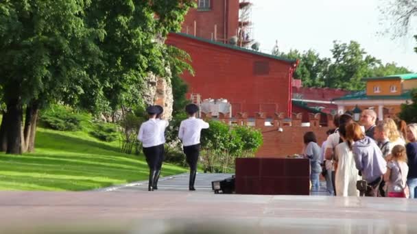 Ändra vakter i Alexanders Garden nära eviga lågan i Moskva, Ryssland — Stockvideo