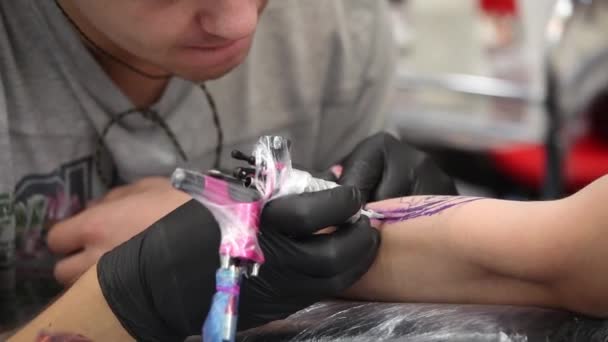Tatuering på kroppen. Tatuerare göra tatuering i studio — Stockvideo