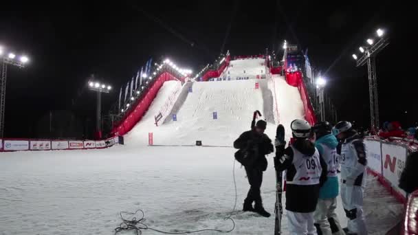 Mogul skiing World Cup in Moscow Russia. Two sportsman competition — Stock Video