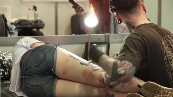 A tatuar o corpo. Tatuagem artista fazer tatuagem em estúdio — Vídeo de Stock