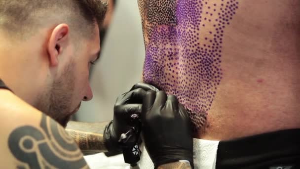 A tatuar o corpo. Tatuagem artista fazer tatuagem em estúdio — Vídeo de Stock