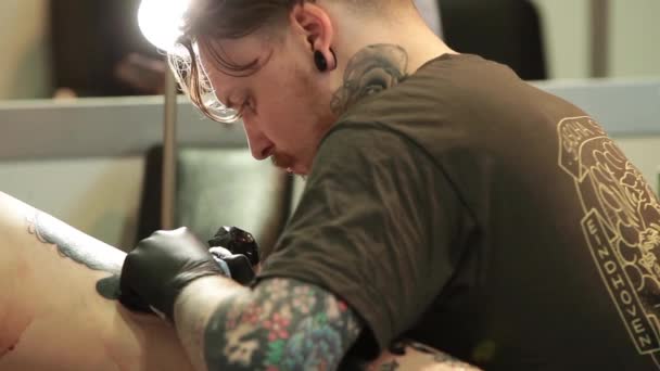 Tatuaje en el cuerpo. Tatuaje artista hacer tatuaje en estudio — Vídeos de Stock