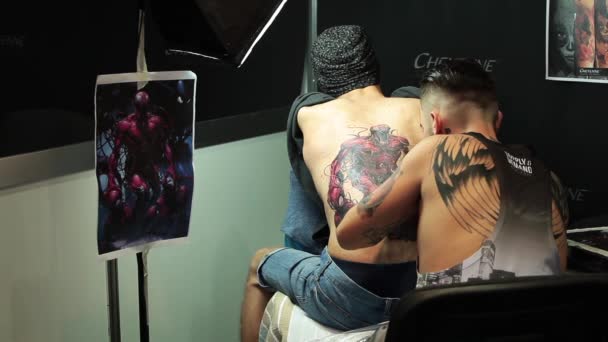 Vücuduna dövme. Dövme sanatçısı yapmak tattoo studio — Stok video