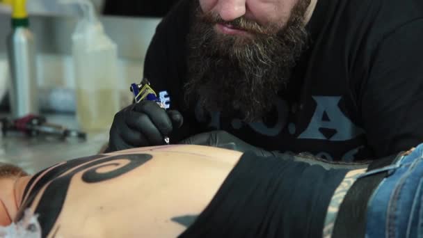 Tatoeage op het lichaam. Tatoeëerder maken tattoo in studio — Stockvideo