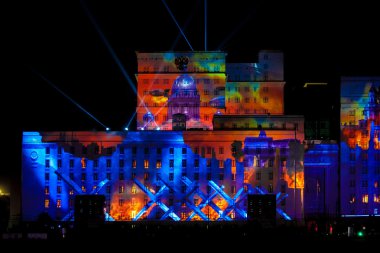 Uluslararası Işık Festivali Çemberi. Moskova Savunma Bakanlığı cephesinde Lazer video haritalama gösterisi, Rusya
