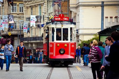 Taksim kare kırmızı Tramvayda. Vintage tramvay ile ünlü turistik çizgi