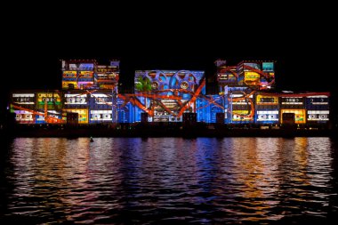 Uluslararası Işık Festivali Çemberi. Moskova Savunma Bakanlığı cephesinde Lazer video haritalama gösterisi, Rusya