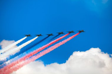 Moskova'da Avia geçit töreni. Rus savaşçılar Sukhoi Su-25 Grubu Moskova'da İkinci Dünya Savaşı Zafer geçit töreninde gökyüzünde rus bayrağı boyalı, Rusya