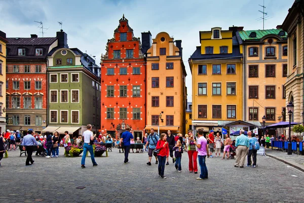 Turistas caminhando em Stortorget em Estocolmo, Suécia — Fotografia de Stock