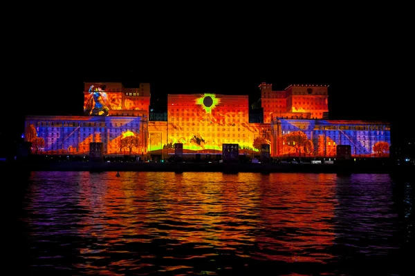 Internationale festival cirkel van licht. Laser video mapping Toon op de gevel van het ministerie van defensie in Moskou, Rusland — Stockfoto